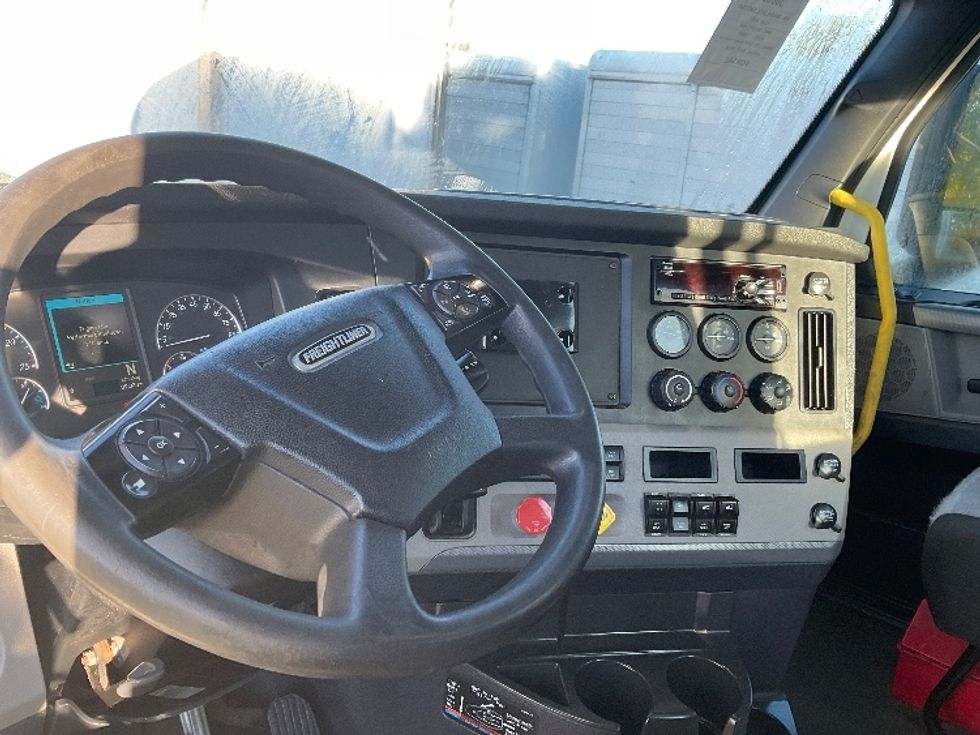 Day Cab Tractor-Heavy Duty Tractors-Freightliner-2020-T12642ST-Akron-OH-642,892\n\t\tmiles-$ 25,500 - Image 11