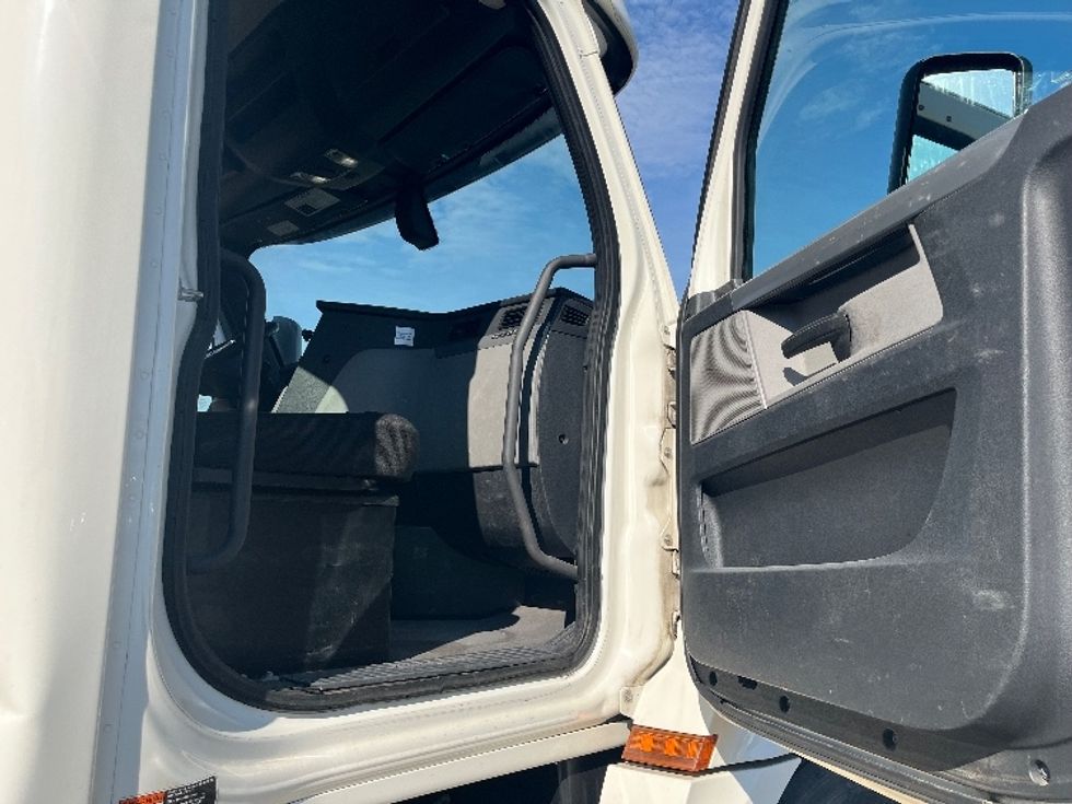 Day Cab Tractor-Heavy Duty Tractors-Freightliner-2020-T12642ST-Albany-NY-310,596\n\t\tmiles-$ 44,000 - Image 12