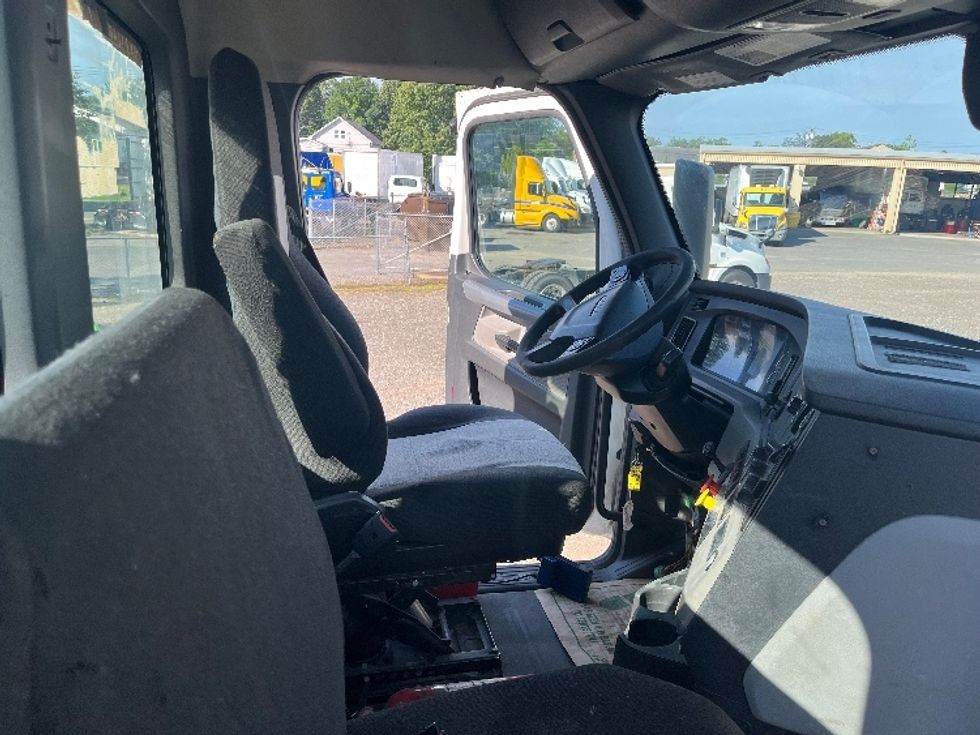 Day Cab Tractor-Heavy Duty Tractors-Freightliner-2020-T12642ST-Albany-NY-310,596\n\t\tmiles-$ 44,000 - Image 14