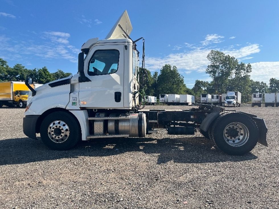 Day Cab Tractor-Heavy Duty Tractors-Freightliner-2020-T12642ST-Albany-NY-310,596\n\t\tmiles-$ 44,000 - Image 4