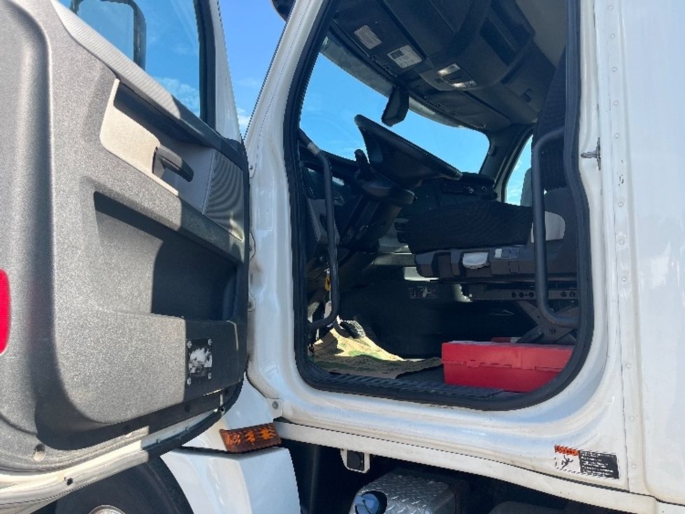 Day Cab Tractor-Heavy Duty Tractors-Freightliner-2020-T12642ST-Albany-NY-310,596\n\t\tmiles-$ 44,000 - Image 9