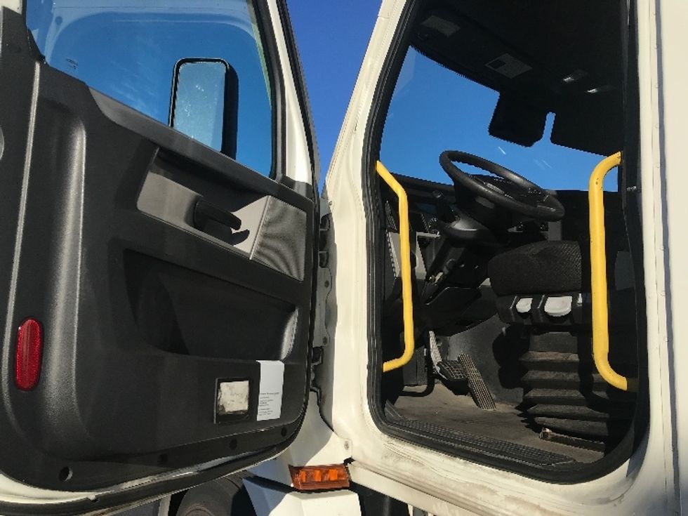 Day Cab Tractor-Heavy Duty Tractors-Freightliner-2020-T12642ST-Allentown-PA-597,994\n\t\tmiles-$ 25,500 - Image 9