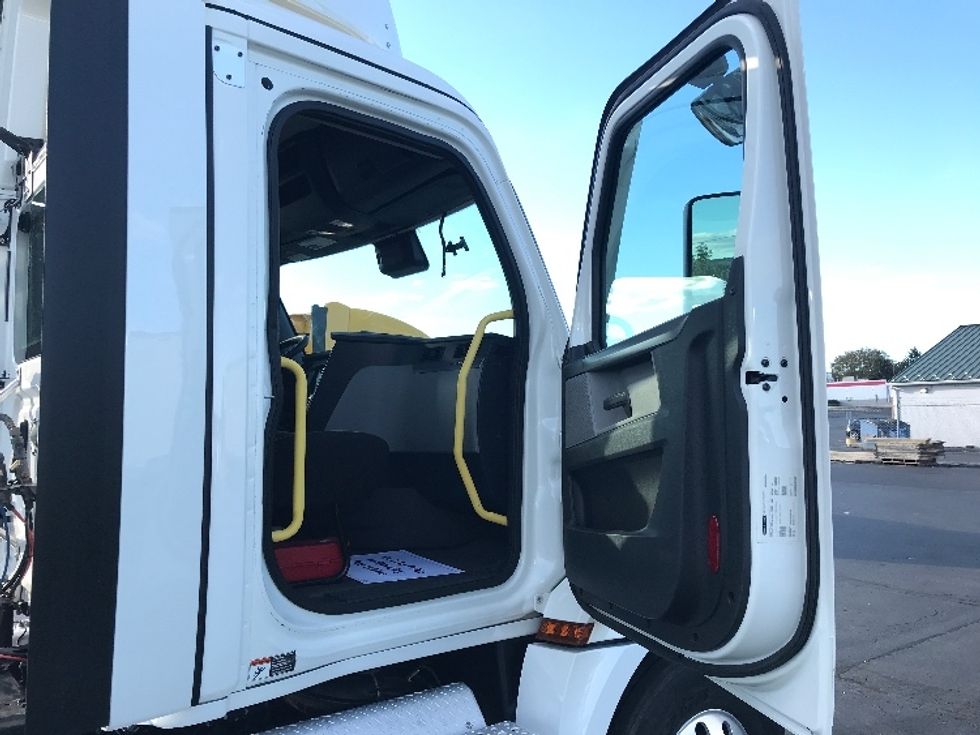 Day Cab Tractor-Heavy Duty Tractors-Freightliner-2020-T12642ST-Allentown-PA-640,952\n\t\tmiles-$ 25,500 - Image 12