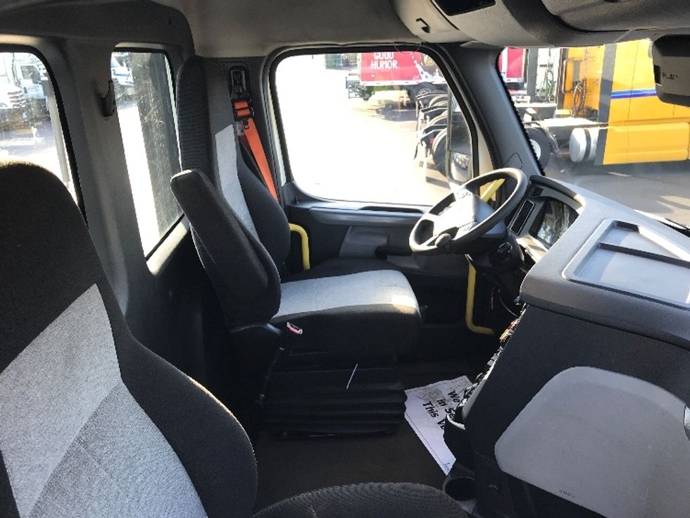 Day Cab Tractor-Heavy Duty Tractors-Freightliner-2020-T12642ST-Allentown-PA-640,952\n\t\tmiles-$ 25,500 - Image 14