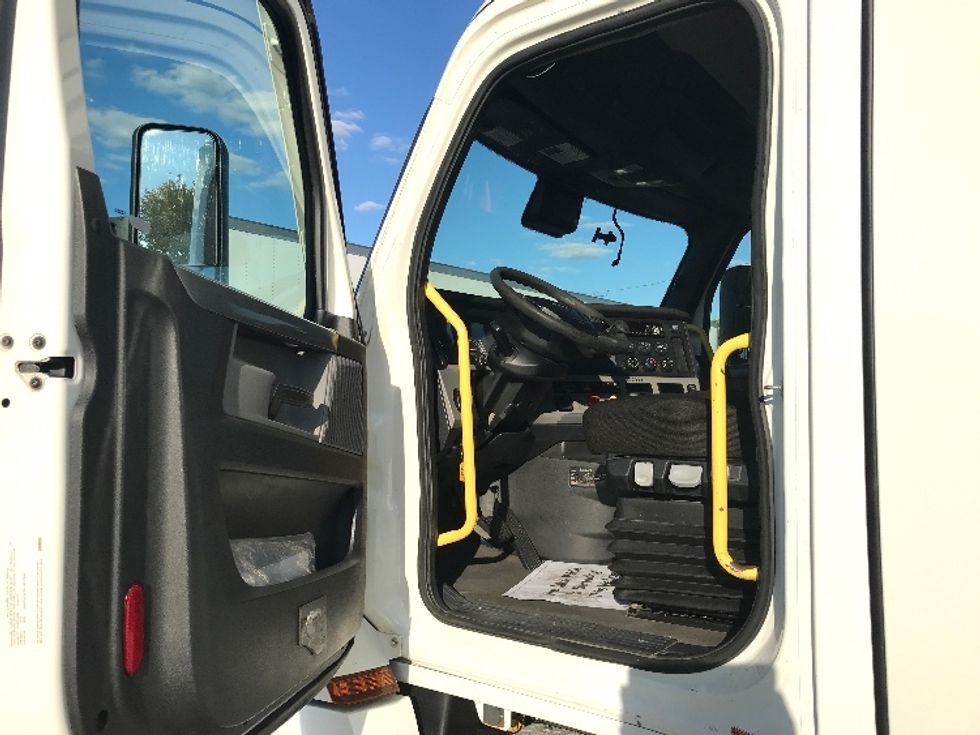 Day Cab Tractor-Heavy Duty Tractors-Freightliner-2020-T12642ST-Allentown-PA-640,952\n\t\tmiles-$ 25,500 - Image 9