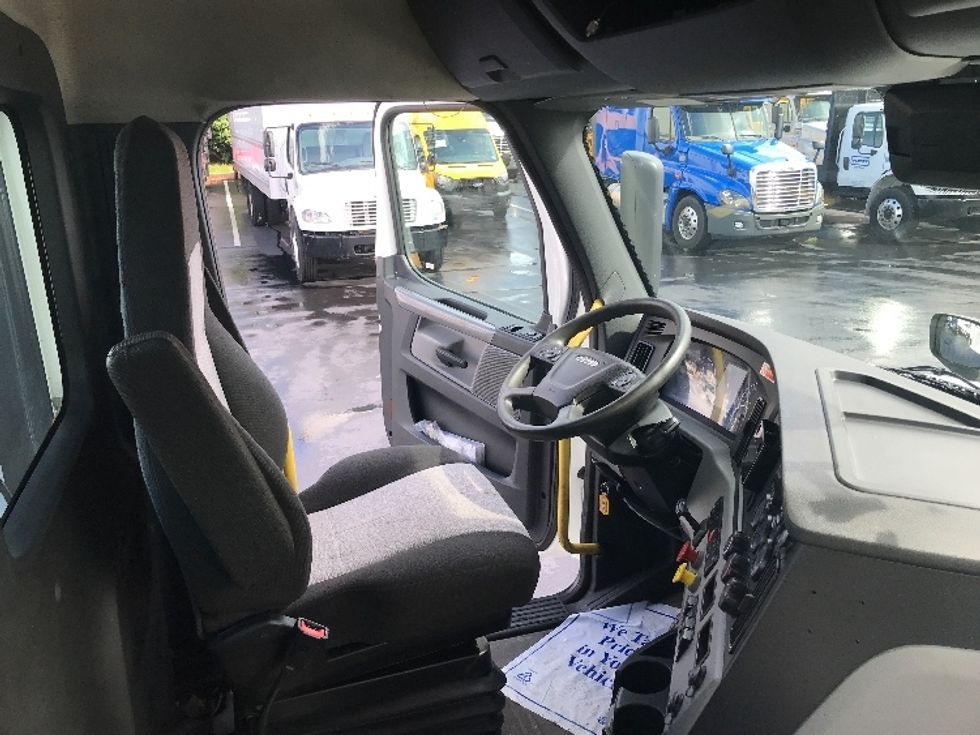 Day Cab Tractor-Heavy Duty Tractors-Freightliner-2020-T12642ST-Allentown-PA-650,796\n\t\tmiles-$ 27,000 - Image 14