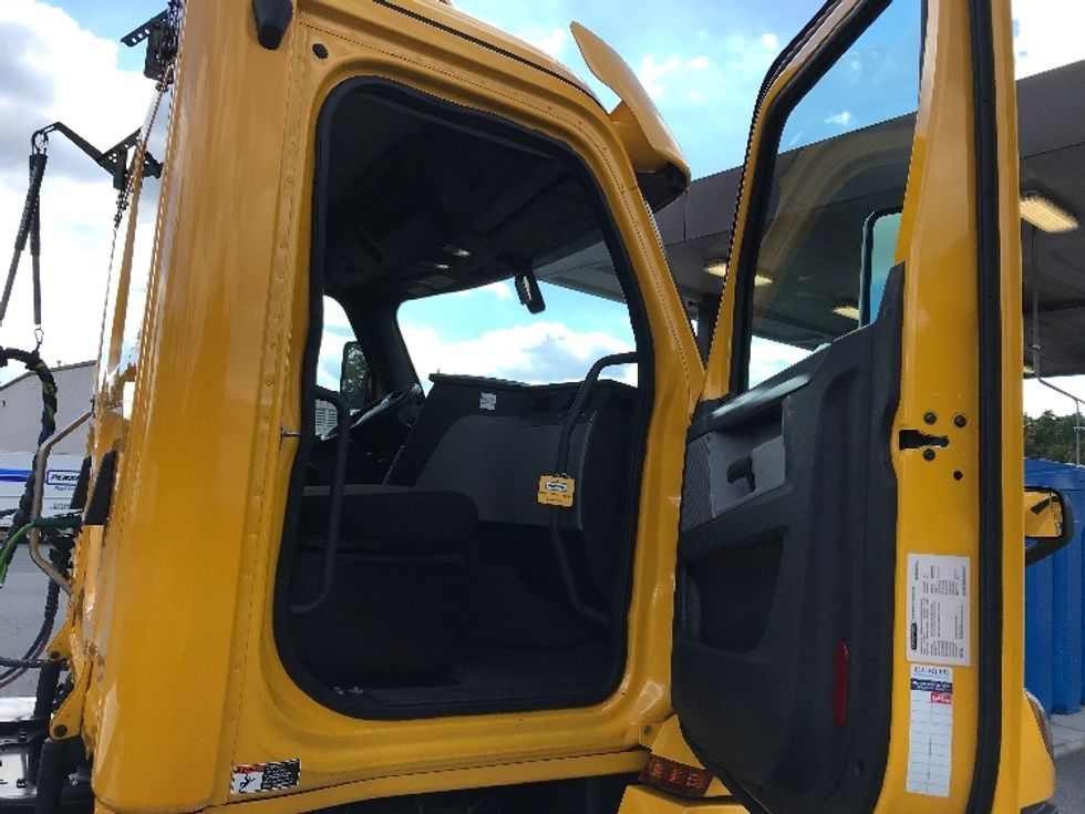 Day Cab Tractor-Heavy Duty Tractors-Freightliner-2020-T12642ST-Ashland-VA-252,025\n\t\tmiles-$ 45,750 - Image 11