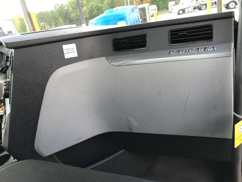 Day Cab Tractor-Heavy Duty Tractors-Freightliner-2020-T12642ST-Ashland-VA-252,025\n\t\tmiles-$ 45,750 - Image 12