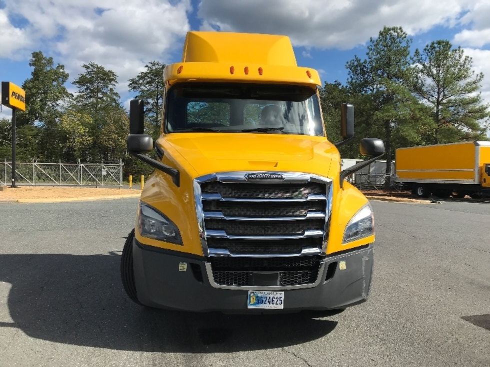 2020 Freightliner Cascadia 126" Day cab photo 2