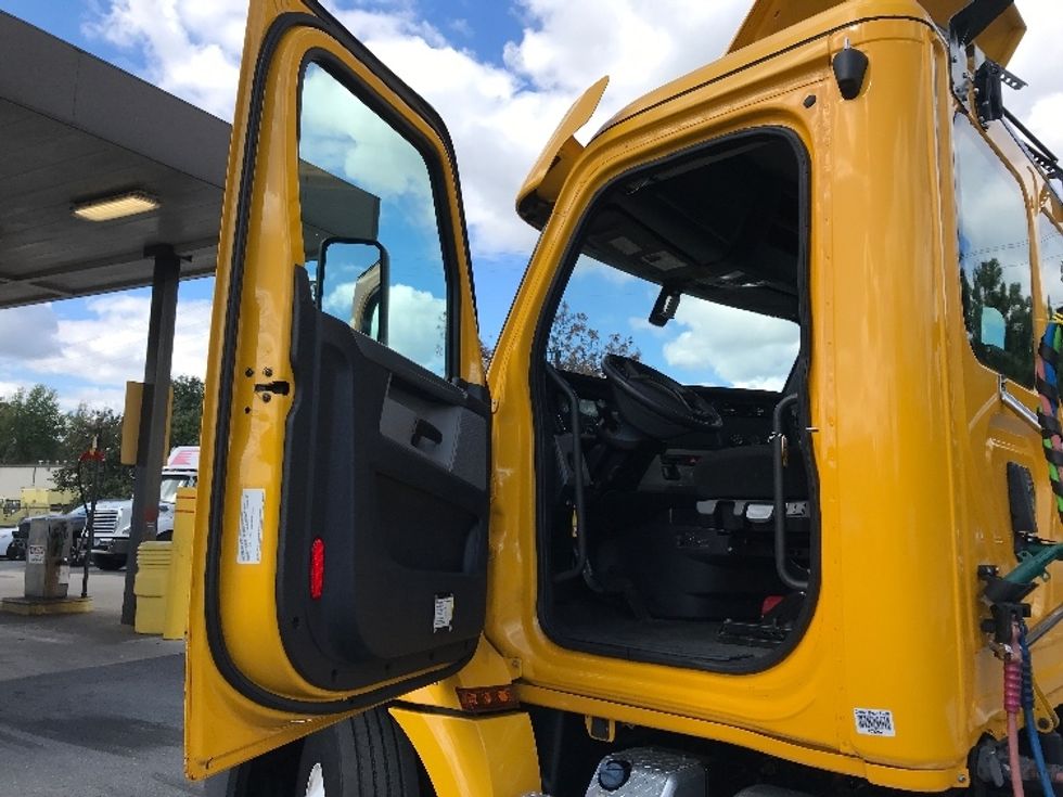 Day Cab Tractor-Heavy Duty Tractors-Freightliner-2020-T12642ST-Ashland-VA-252,025\n\t\tmiles-$ 45,750 - Image 8