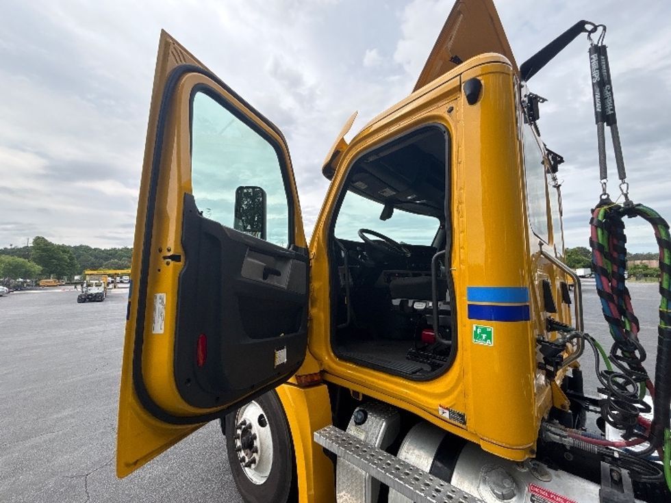 Day Cab Tractor-Heavy Duty Tractors-Freightliner-2020-T12642ST-Atlanta (Forest Park)-GA-206,942\n\t\tmiles-$ 45,250 - Image 9