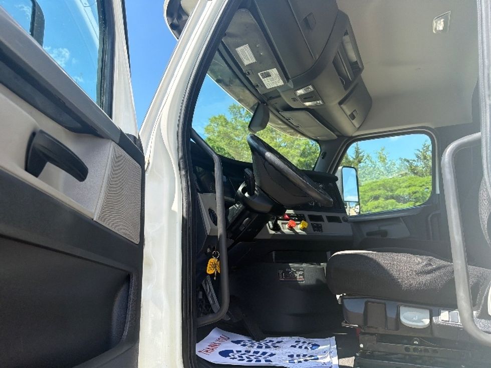 Day Cab Tractor-Heavy Duty Tractors-Freightliner-2020-T12642ST-Belden-MS-237,065\n\t\tmiles-$ 52,000 - Image 9