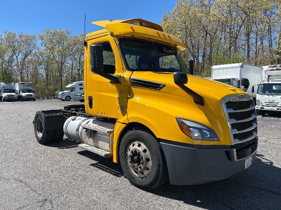 Day Cab Tractor-Heavy Duty Tractors-Freightliner-2020-T12642ST-Braintree-MA-376,469\n\t\tmiles-$ 35,000 - Image 1