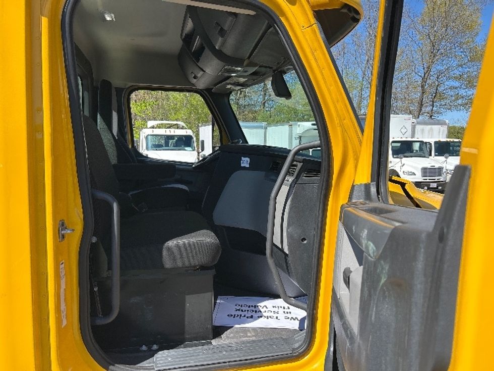 Day Cab Tractor-Heavy Duty Tractors-Freightliner-2020-T12642ST-Braintree-MA-376,469\n\t\tmiles-$ 35,000 - Image 12