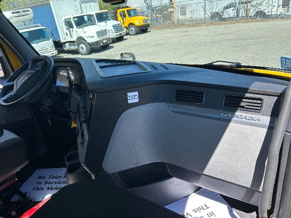 Day Cab Tractor-Heavy Duty Tractors-Freightliner-2020-T12642ST-Braintree-MA-376,469\n\t\tmiles-$ 35,000 - Image 13