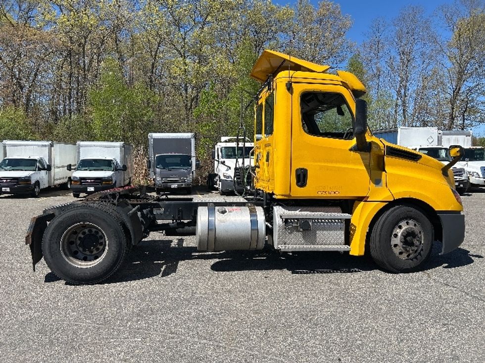 Day Cab Tractor-Heavy Duty Tractors-Freightliner-2020-T12642ST-Braintree-MA-376,469\n\t\tmiles-$ 35,000 - Image 8