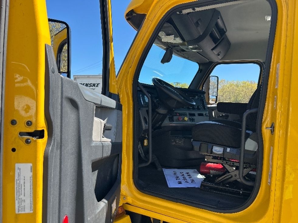 Day Cab Tractor-Heavy Duty Tractors-Freightliner-2020-T12642ST-Braintree-MA-376,469\n\t\tmiles-$ 35,000 - Image 9