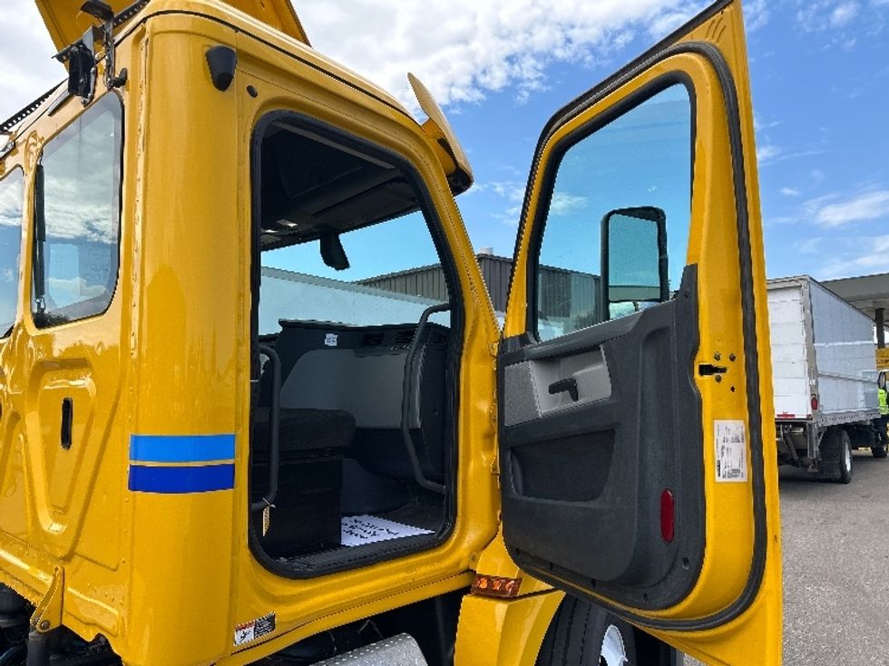 Day Cab Tractor-Heavy Duty Tractors-Freightliner-2020-T12642ST-Brooklyn Park-MN-187,574\n\t\tmiles-$ 45,000 - Image 12