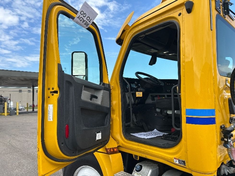 Day Cab Tractor-Heavy Duty Tractors-Freightliner-2020-T12642ST-Brooklyn Park-MN-187,574\n\t\tmiles-$ 45,000 - Image 9