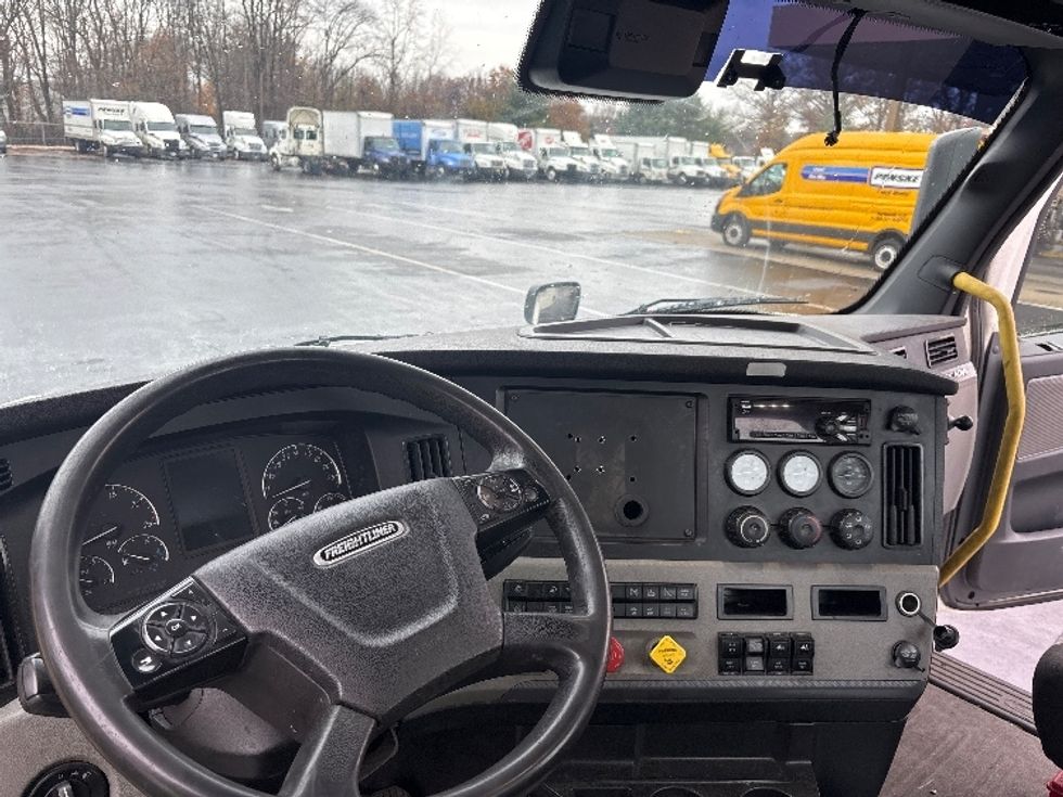 Day Cab Tractor-Heavy Duty Tractors-Freightliner-2020-T12642ST-Burlington-NJ-424,115\n\t\tmiles-$ 36,500 - Image 10