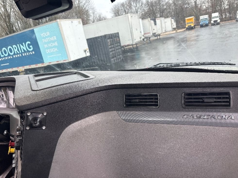 Day Cab Tractor-Heavy Duty Tractors-Freightliner-2020-T12642ST-Burlington-NJ-424,115\n\t\tmiles-$ 36,500 - Image 13