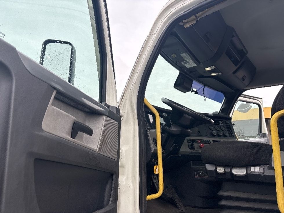 Day Cab Tractor-Heavy Duty Tractors-Freightliner-2020-T12642ST-Burlington-NJ-424,115\n\t\tmiles-$ 36,500 - Image 9