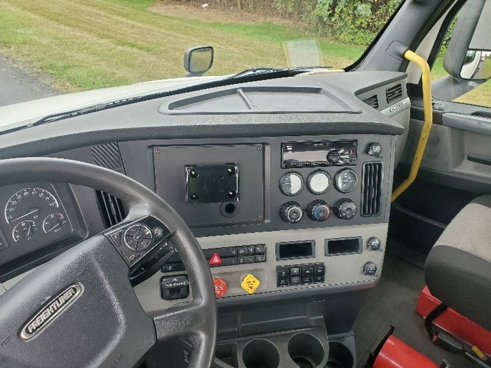 Day Cab Tractor-Heavy Duty Tractors-Freightliner-2020-T12642ST-Burlington-NJ-565,639\n\t\tmiles-$ 27,000 - Image 10