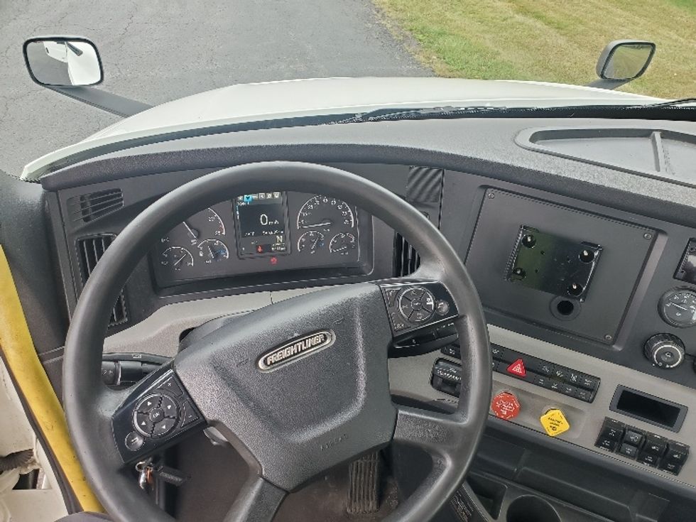 Day Cab Tractor-Heavy Duty Tractors-Freightliner-2020-T12642ST-Burlington-NJ-565,639\n\t\tmiles-$ 27,000 - Image 11