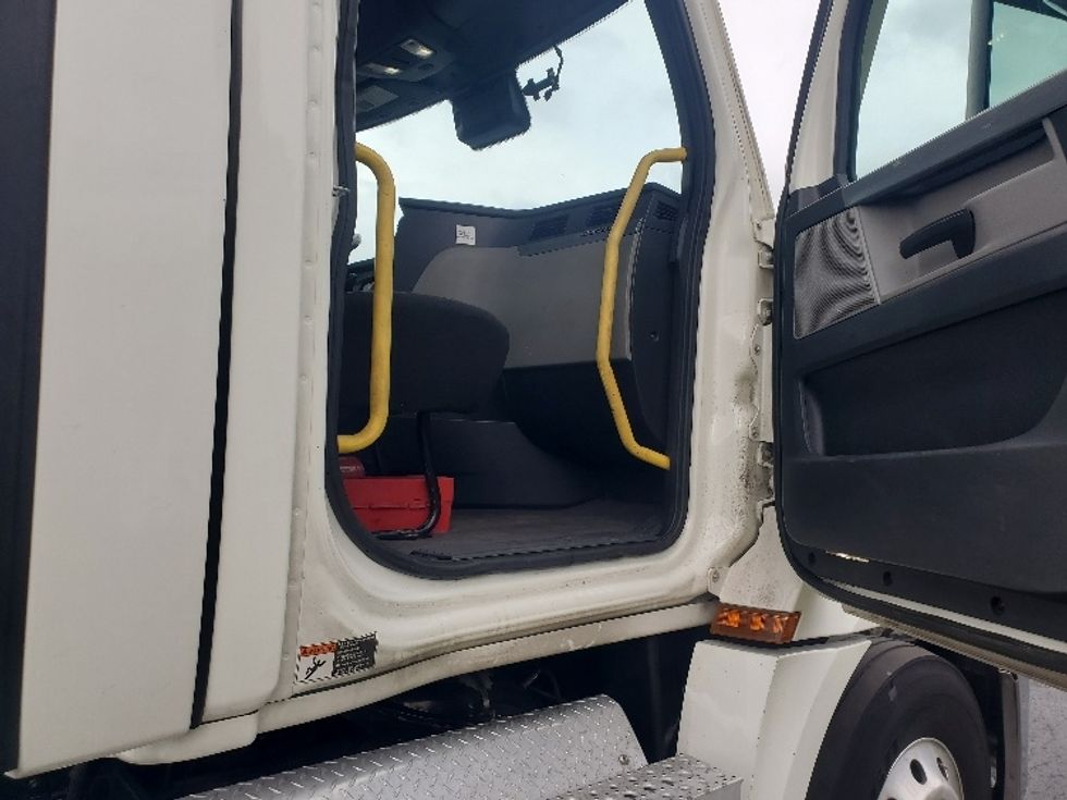 Day Cab Tractor-Heavy Duty Tractors-Freightliner-2020-T12642ST-Burlington-NJ-565,639\n\t\tmiles-$ 27,000 - Image 12