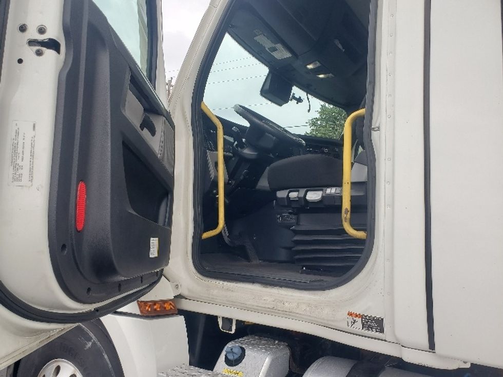 Day Cab Tractor-Heavy Duty Tractors-Freightliner-2020-T12642ST-Burlington-NJ-565,639\n\t\tmiles-$ 27,000 - Image 9