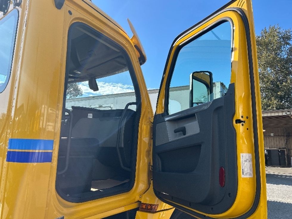 Day Cab Tractor-Heavy Duty Tractors-Freightliner-2020-T12642ST-Burnaby-BC-164,652\n\t\tkm-$ 54,500 - Image 12