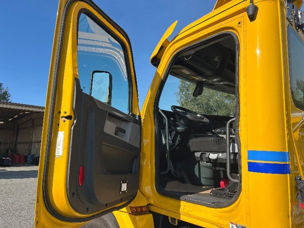 Day Cab Tractor-Heavy Duty Tractors-Freightliner-2020-T12642ST-Burnaby-BC-164,652\n\t\tkm-$ 54,500 - Image 9