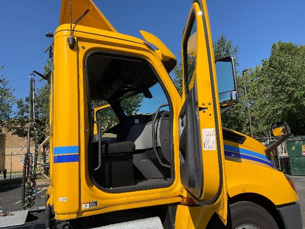 Day Cab Tractor-Heavy Duty Tractors-Freightliner-2020-T12642ST-Capitol Heights-MD-228,313\n\t\tmiles-$ 44,000 - Image 12