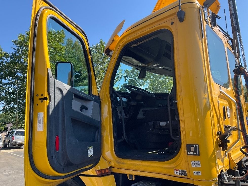 Day Cab Tractor-Heavy Duty Tractors-Freightliner-2020-T12642ST-Capitol Heights-MD-228,313\n\t\tmiles-$ 44,000 - Image 9
