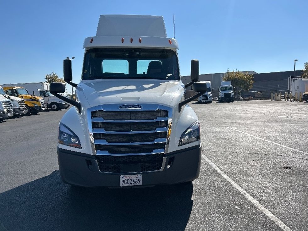 2020 Freightliner Cascadia 126" Day cab photo 2