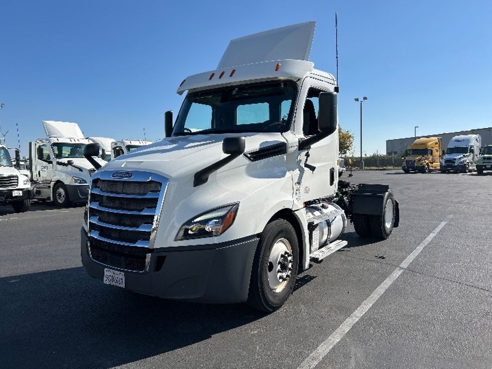 2020 Freightliner Cascadia 126" Day cab photo 3