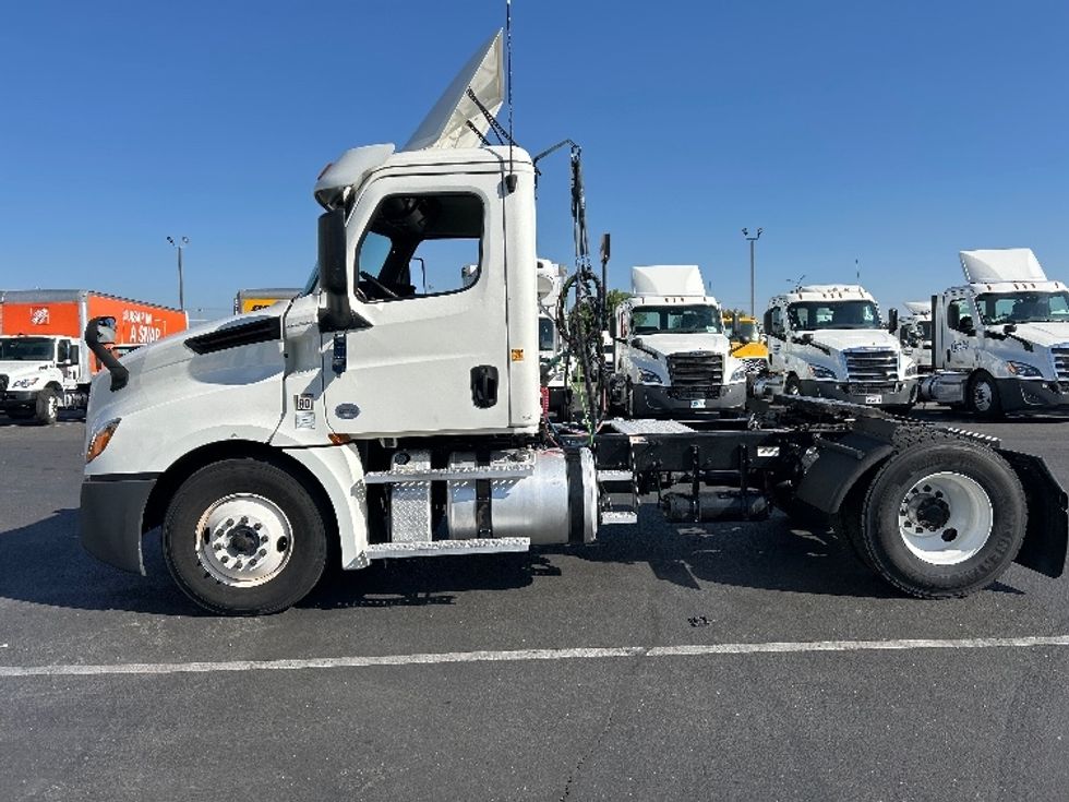 2020 Freightliner Cascadia 126" Day cab photo 4