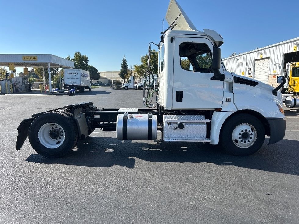 Day Cab Tractor-Heavy Duty Tractors-Freightliner-2020-T12642ST-Ceres-CA-239,906\n\t\tmiles-$ 51,000 - Image 8