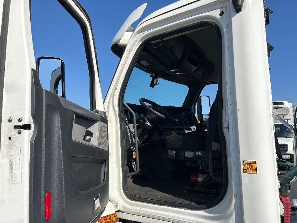 Day Cab Tractor-Heavy Duty Tractors-Freightliner-2020-T12642ST-Ceres-CA-239,906\n\t\tmiles-$ 51,000 - Image 9