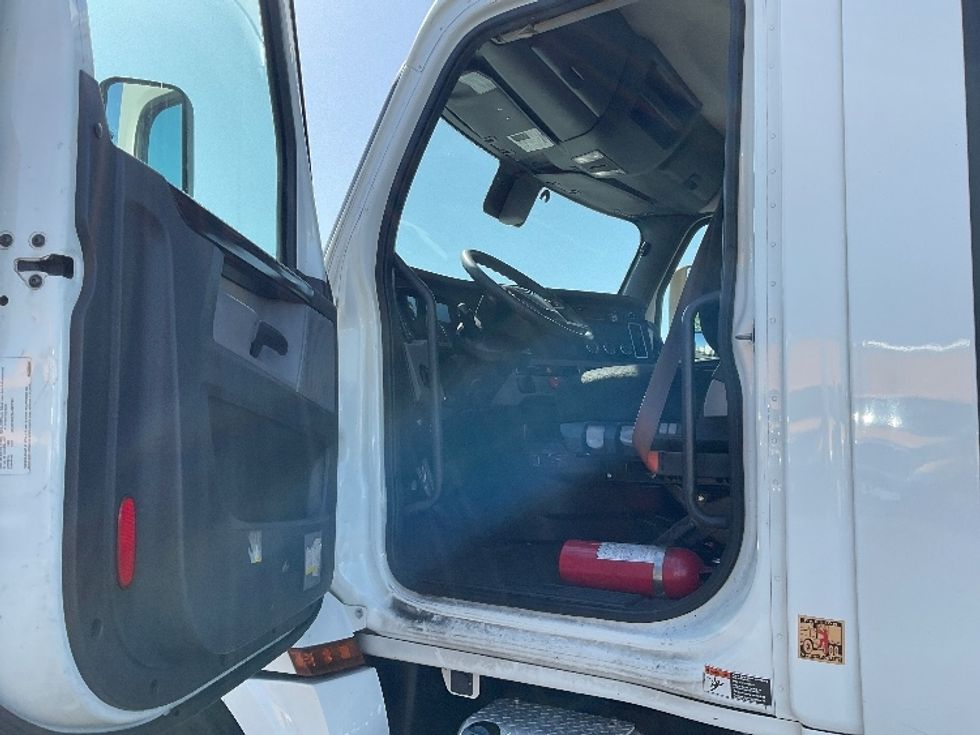 Day Cab Tractor-Heavy Duty Tractors-Freightliner-2020-T12642ST-Ceres-CA-494,245\n\t\tmiles-$ 36,500 - Image 9