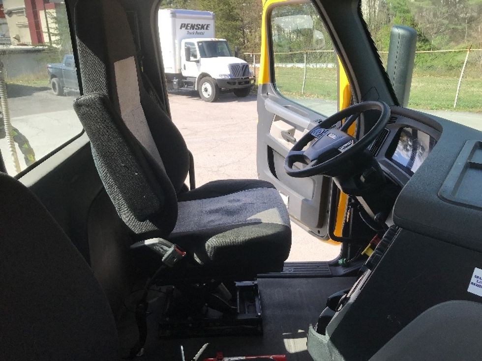 Day Cab Tractor-Heavy Duty Tractors-Freightliner-2020-T12642ST-Charlotte-NC-272,024\n\t\tmiles-$ 40,000 - Image 14