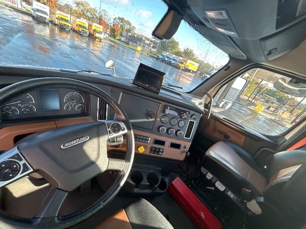 Day Cab Tractor-Heavy Duty Tractors-Freightliner-2020-T12642ST-Chicopee-MA-549,613\n\t\tmiles-$ 28,000 - Image 10