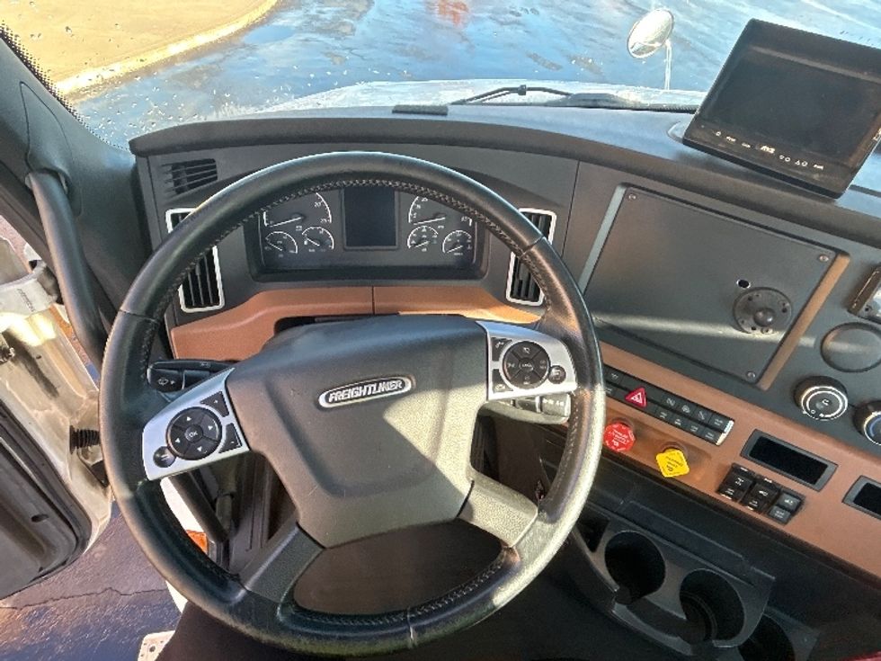 Day Cab Tractor-Heavy Duty Tractors-Freightliner-2020-T12642ST-Chicopee-MA-549,613\n\t\tmiles-$ 28,000 - Image 11