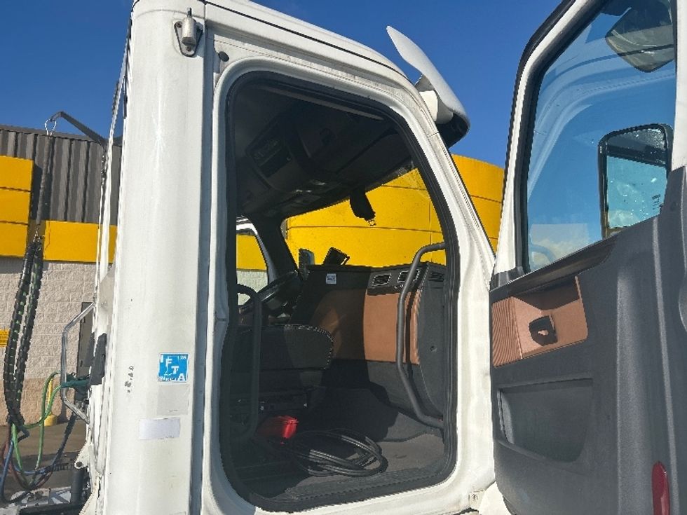 Day Cab Tractor-Heavy Duty Tractors-Freightliner-2020-T12642ST-Chicopee-MA-549,613\n\t\tmiles-$ 28,000 - Image 12