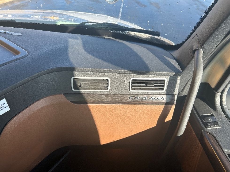 Day Cab Tractor-Heavy Duty Tractors-Freightliner-2020-T12642ST-Chicopee-MA-549,613\n\t\tmiles-$ 28,000 - Image 13