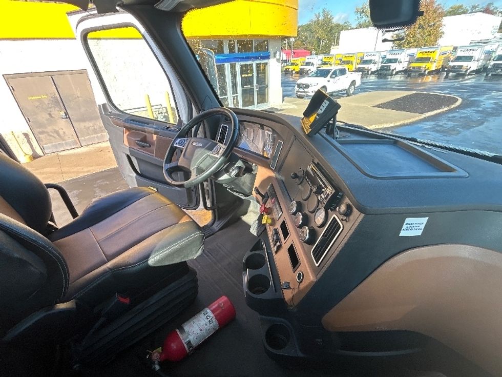 Day Cab Tractor-Heavy Duty Tractors-Freightliner-2020-T12642ST-Chicopee-MA-549,613\n\t\tmiles-$ 28,000 - Image 14