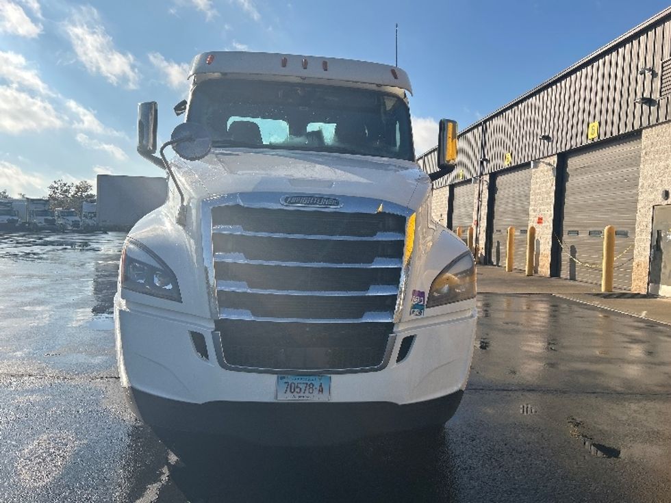 Day Cab Tractor-Heavy Duty Tractors-Freightliner-2020-T12642ST-Chicopee-MA-549,613\n\t\tmiles-$ 28,000 - Image 2