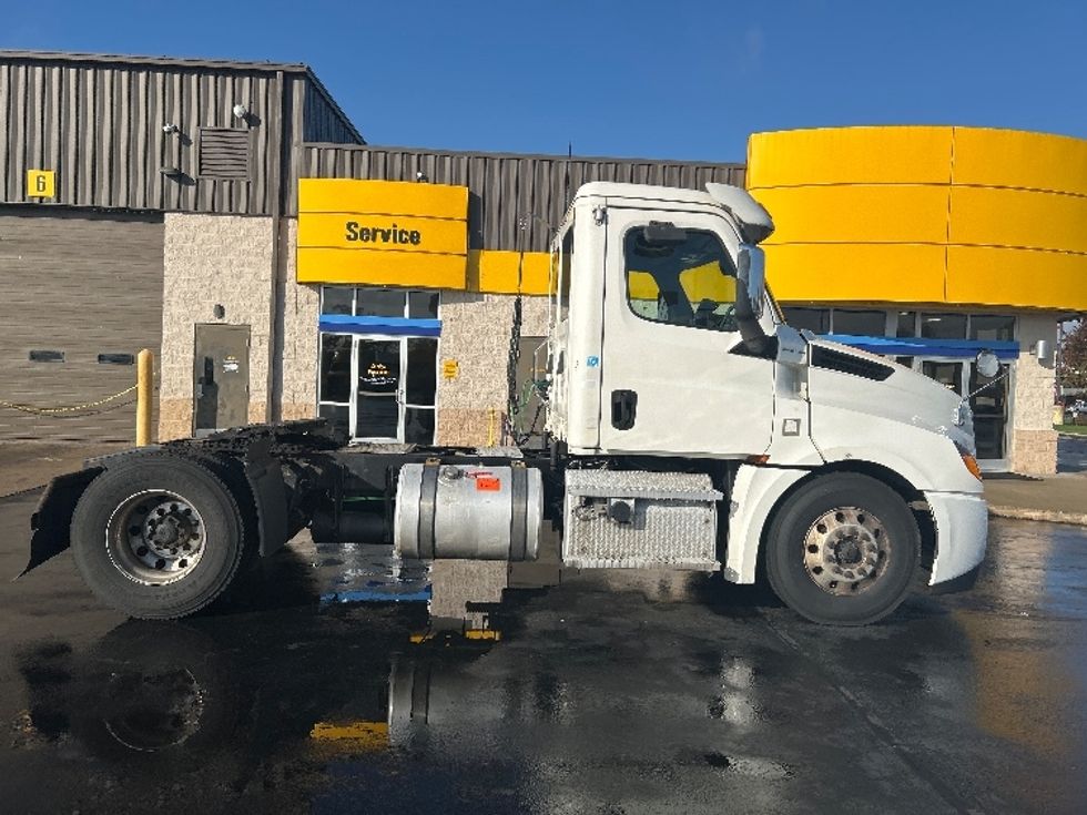 Day Cab Tractor-Heavy Duty Tractors-Freightliner-2020-T12642ST-Chicopee-MA-549,613\n\t\tmiles-$ 28,000 - Image 8