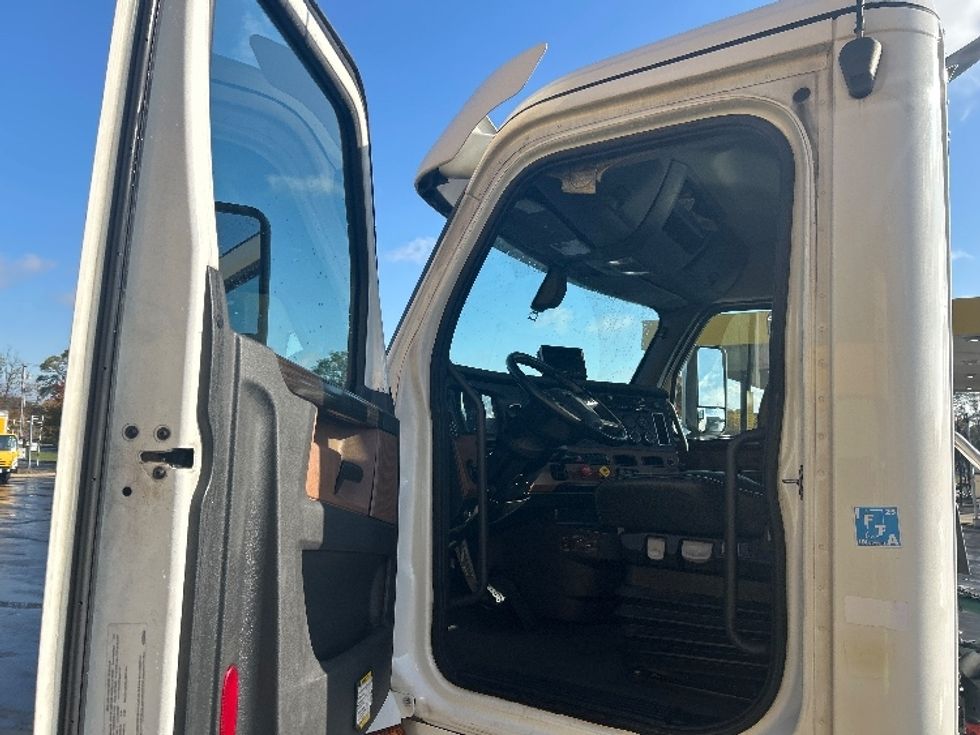 Day Cab Tractor-Heavy Duty Tractors-Freightliner-2020-T12642ST-Chicopee-MA-549,613\n\t\tmiles-$ 28,000 - Image 9