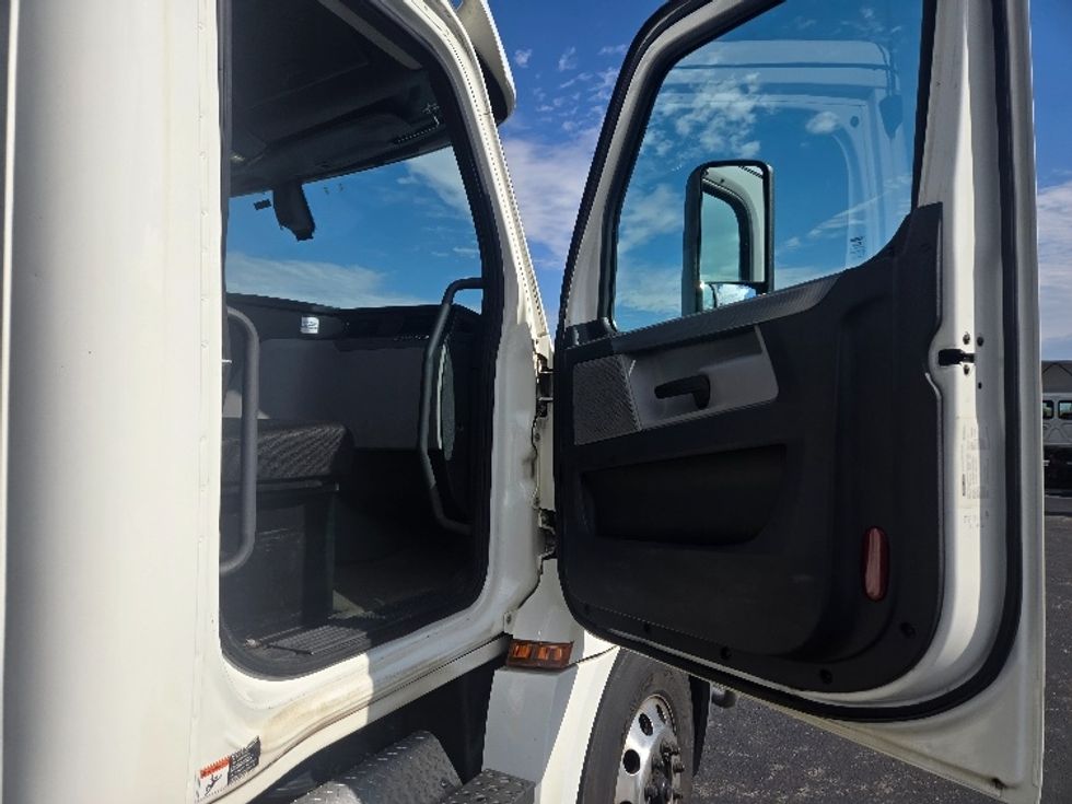 Day Cab Tractor-Heavy Duty Tractors-Freightliner-2020-T12642ST-Clearfield-PA-496,301\n\t\tmiles-$ 30,250 - Image 12